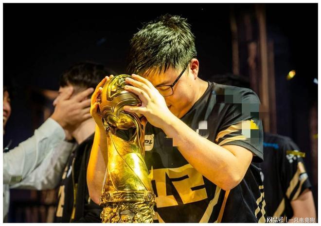  Ming回归赛场，逆转首场状态亮眼，切尔西观众沸腾！